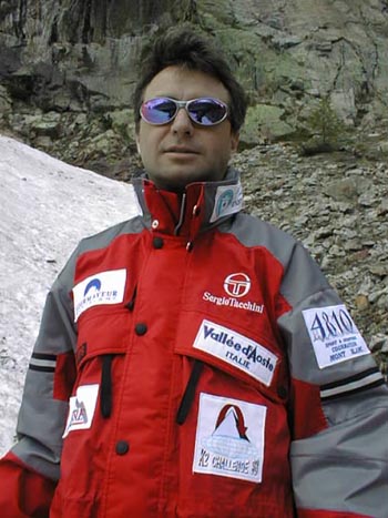 Michele al campo base con la tuta della spedizione